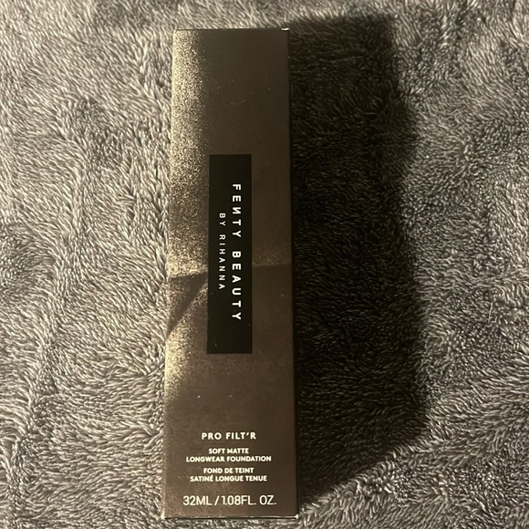 Fenty 295 Pro Filt'r Soft Matte Longwear Foundation - Picture 2 of 5